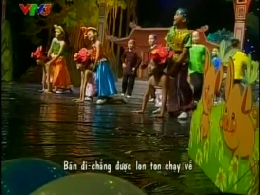 Ba bà đi bán lợn con.